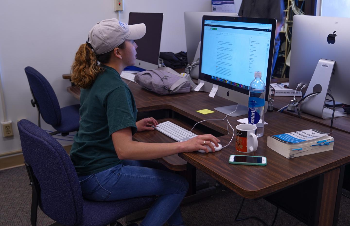 female journalism student at moorpark college working on a computer