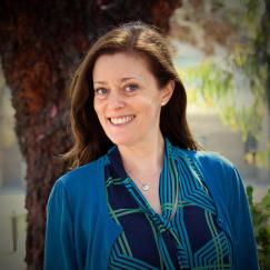 Profile picture of Elissa Caruth in front of a tree 